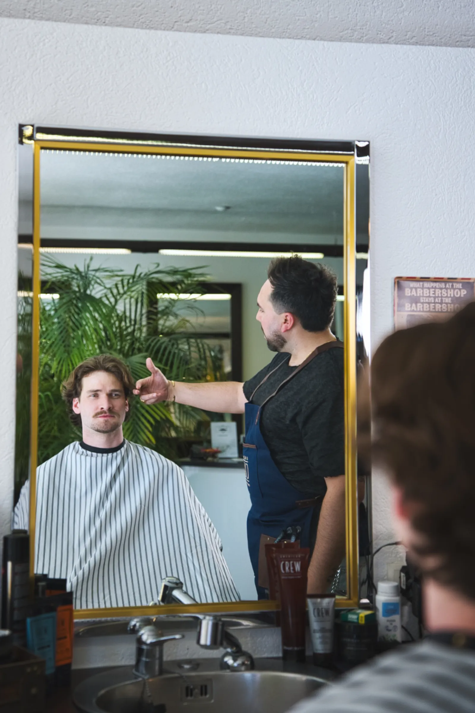 Coiffeur Miroir Client — Figaro Coiffure Châtel-St-Denis