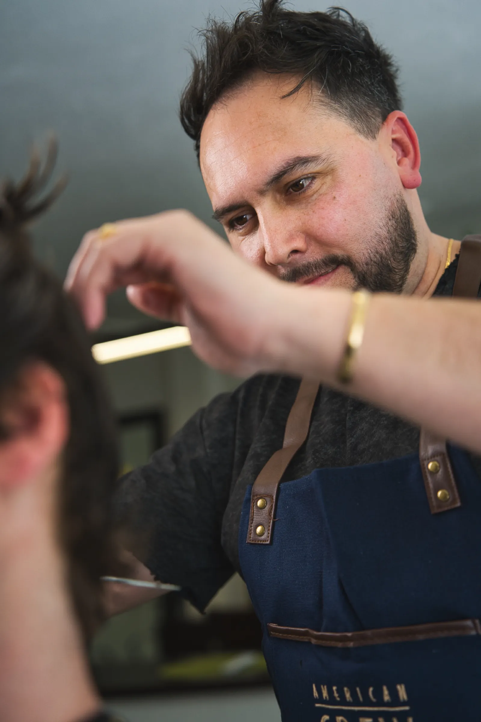Coiffeur Concentre Coupe — Figaro Coiffure Châtel-St-Denis