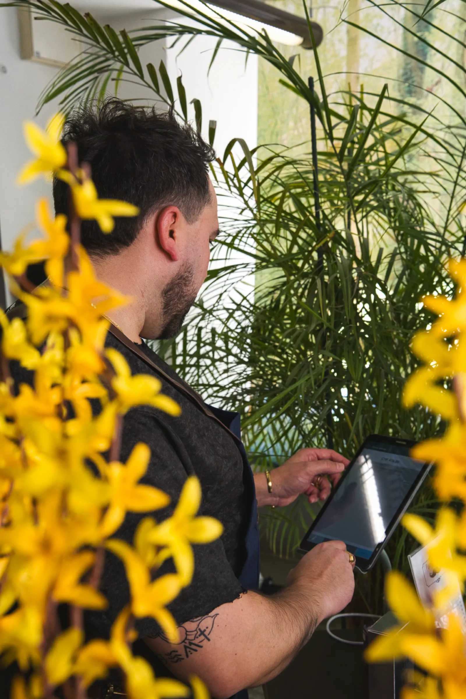 Coiffeur Tablette Fleurs — Figaro Coiffure Châtel-St-Denis